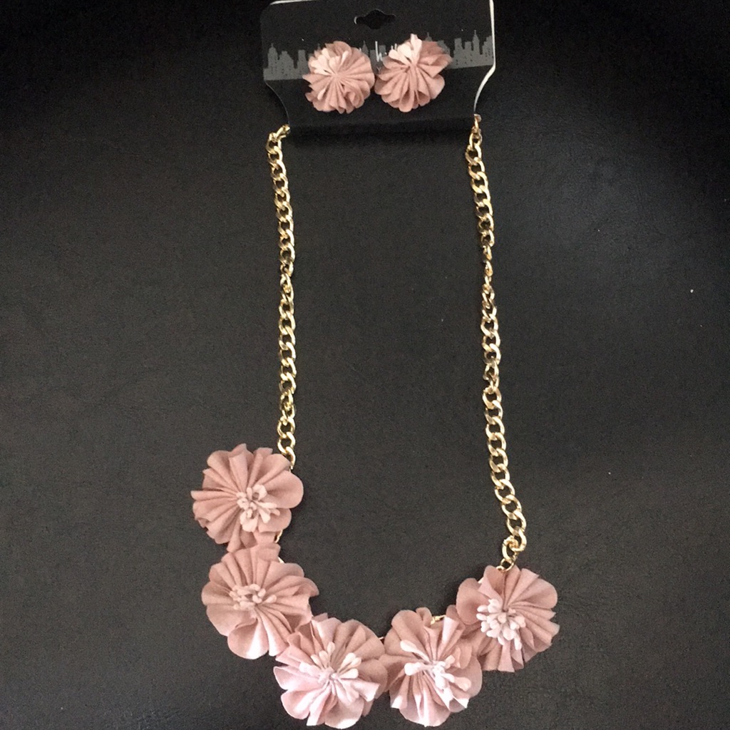 Nicole Miller 3 D Floral Blush Necklace Earrings 24$
